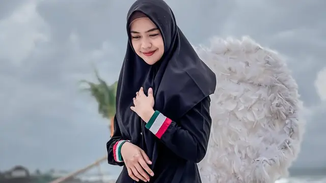 6 Potret Ria Ricis Anggun dan Modis dalam Balutan Outfit Serba Hitam, Inspirasi Fashion Elegan (instagram/riaricis1795).