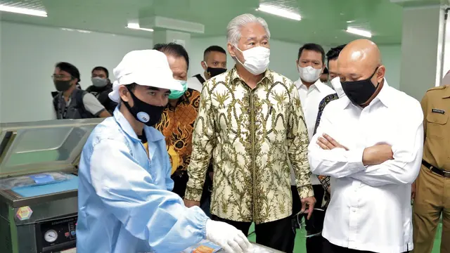 Menkop UKM Teten Masduki bersama dengan Mantan Menteri Perdagangan Egratiasto Lukita meninjau salah satu offtaker produk nelayan dan pengolahan ikan di kawasan Pelabuhan Muara Angke, Jakarta Utara, Senin (31/8/2020)