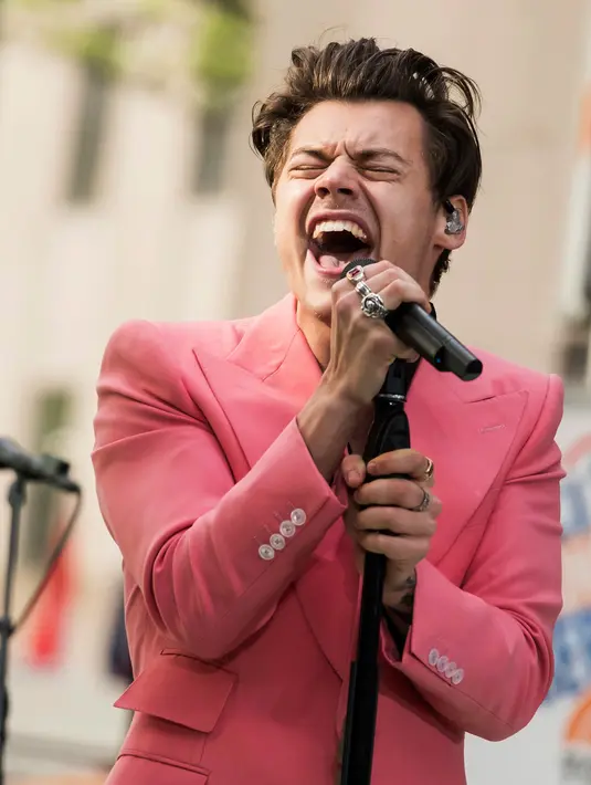 Ekspresi penyanyi Harry Styles saat tampil di acara NBC "Today" di Rockefeller Plaza, New York (9/5). Harry berhasil menghibur ribuan penggemarnya di luar Rockefeller Center, New York, Amerika Serikat. (Charles Sykes/Invision/AP)