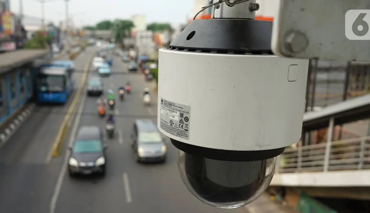 Kamera CCTV pemantau arus lalu lintas terpasang di JPO kawasan Cawang, Jakarta Timur, Kamis (10/10/2019). Pemprov DKI Jakarta menyetujui untuk menganggarkan Rp 38 miliar untuk pengadaan 45 kamera tilang elektronik atau Electronic Traffic Law Enforcement (E-TLE). (Liputan6.com/Immanuel Antonius)