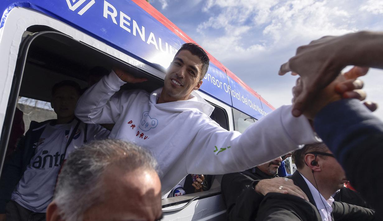 Luis Suarez menyapa para fans dari dalam mobil saat menghadiri upacara penyambutan sebagai pemain baru Nacional di Stadion Gran Parque Central, di Montevideo, pada 31 Juli, 2022. Luis Suarez kembali ke Uruguay untuk bergabung dengan Nacional, klub tempat ia memulai karirnya 17 tahun lalu sebagai salah satu striker terbaik di generasinya. (AFP/Pablo Porciuncula)