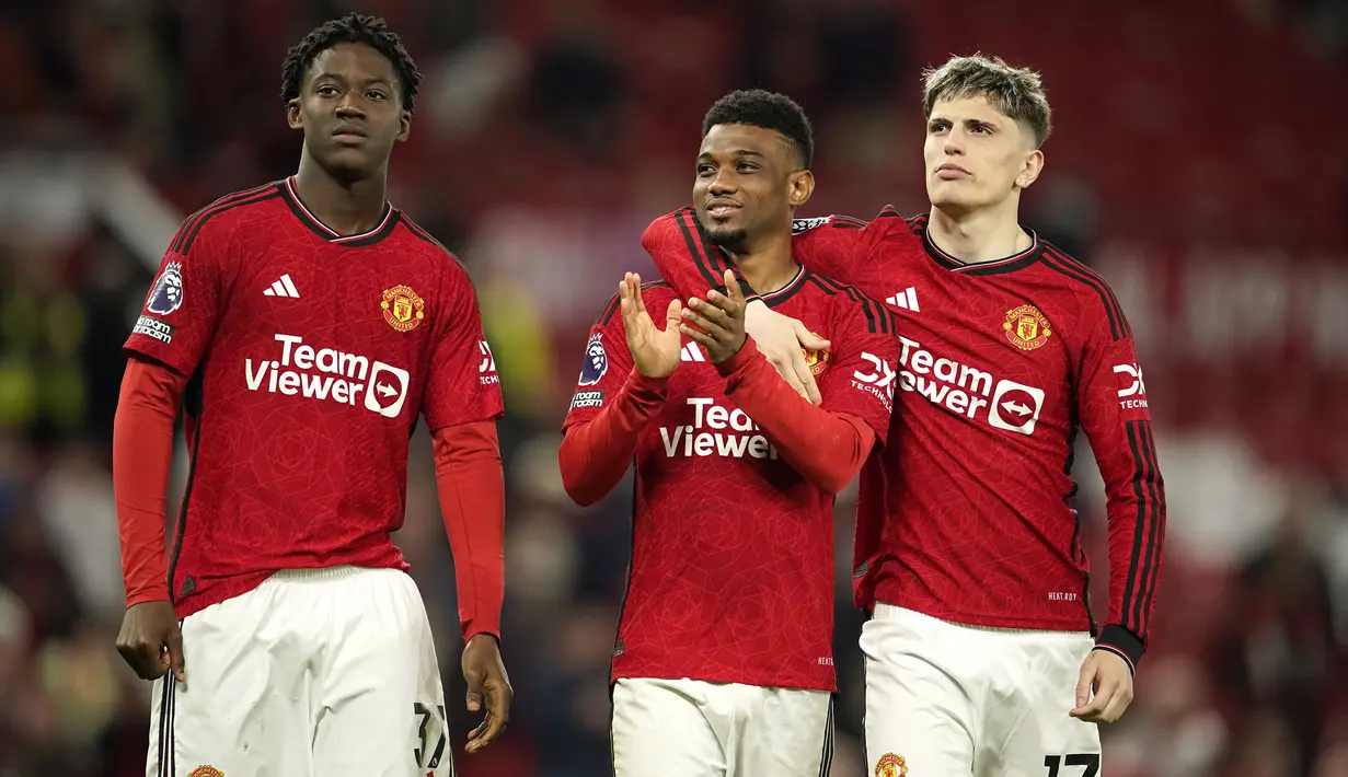 Selebrasi tiga pemain Manchester United (dari kiri) Kobbie Mainoo, Amad Diallo dan Alejandro Garnacho merayakan kemenangan 3-2 atas Newcastle United setelah berakhirnya laga tunda pekan ke-34 Liga Inggris 2023/2024 di Old Trafford Stadium, Manchester, Rabu (15/5/2024). (AP Photo/Dave Thompson)