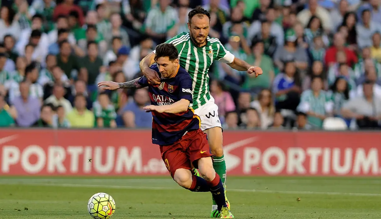Pemain Barcelona, Lionel Messi, berusaha melewati hadangan pemain Real Betis, Heiko Westermann, dalam laga La Liga Spanyol di Stadion Benito Villamarin, Sevilla, Minggu (1/5/2016) dini hari WIB. (AFP/Cristina Quicler)