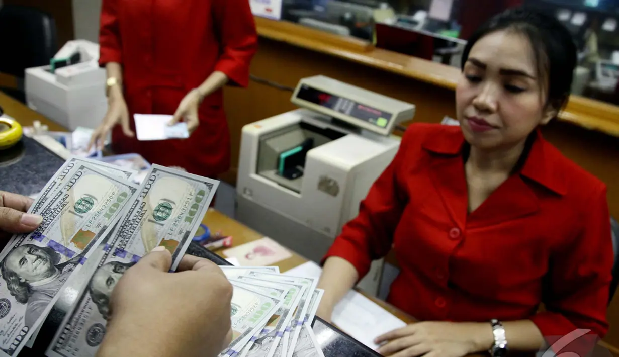 Seorang nasabah sedang melakukan transaksi penukaran mata uang dollar, Jakarta, Kamis (23/10/2014) (Liputan6.com/Johan Tallo) 