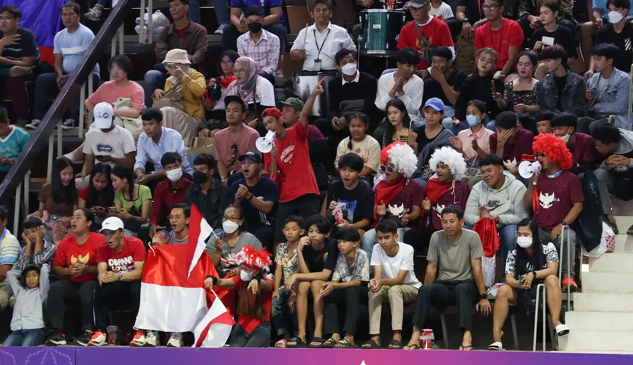 Para suporter Indonesia memberi dukungan pada laga pertama Grup A cabor bola voli putra SEA Games 2023 antara Indonesia menghadapi Filipina di Olympic Complex Indoor Main Hall, Phnom Penh, Kamboja, Rabu (3/5/2023). Tim bola voli putra Indonesia menang 3-0 (25-18, 25-18, 25-23). (Bola.com/Abdul Aziz)
