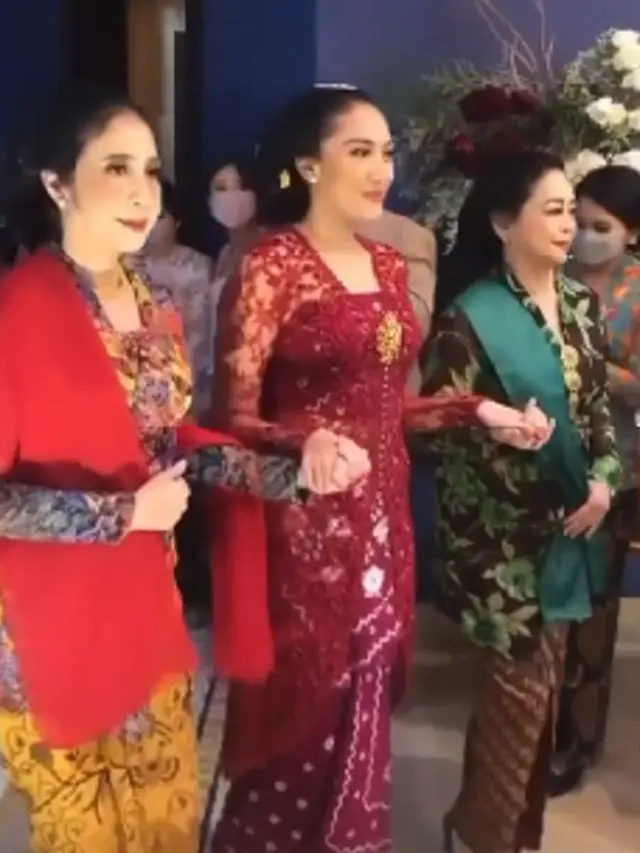 Putri Tanjung di acara siraman