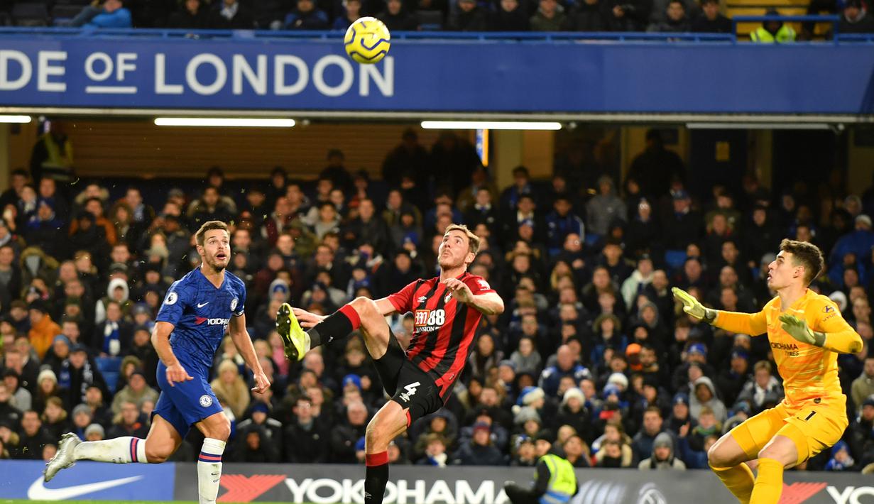 Striker Bournemouth, Dan Gosling, berusaha mengontrol bola saat melawan Chelsea pada laga Premier League di Stadion Stamford Bridge, London, Sabtu (14/12). Chelsea kalah 0-1 dari Bournemouth. (AFP/Olly Greenwood)
