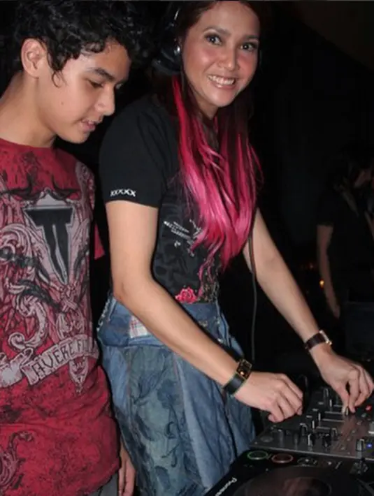 Pekerjaan sebagai seorang DJ yang lekat dengan dunia malam membuat Maia Estianty menurunkan bakat dan hobinya tersebut kepada putra tertuanya tersebut. Kesuksesan Al Ghazali sebagai DJ pun terlihat sejak tahun 2014. (via instagram/@alghazali7)