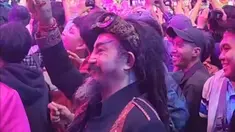 Siapa sangka di balik tampang sangar itu, Limbad memiliki sisi lembut. Kejutan terjadi ketika ia kepergok menghadiri konser girlband JKT48, di mana momen tersebut membuat publik tak habis pikir. Limbad tampak asyik menikmati pertunjukan di tengah para penonton. (Liputan6.com/IG/@limbadindonesia)
