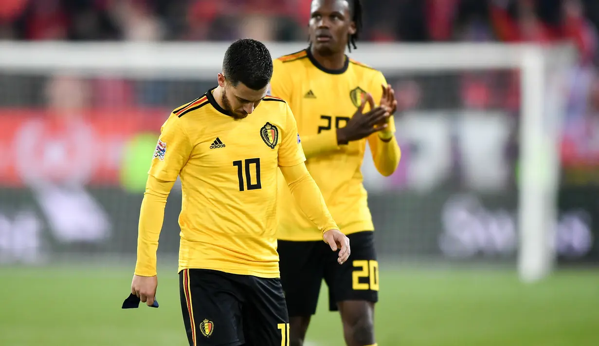 Ekspresi pemain timnas Belgia, Eden Hazard usai Belgia dikalahkan tuan rumah Swiss pada laga Nations League yang berlangsung di stadion Swissporarena, Senin (19/11). Timnas Belgia kalah 2-5. (AFP/Fabrice Coffrini)