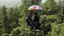<p>Wisatawan menikmati naik kursi gantung di kota resor bukit Murree, selama hari pertama Idul Fitri di dekat Islamabad, Pakistan, Selasa, 3 Mei 2022. (AP Photo/Rahmat Gul)</p>