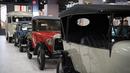 Pengunjung melihat Citroen "Type A10 HP" selama pameran mobil Retromobile di Paris, Prancis (5/2). Pameran ini diselenggarakan dari tanggal 6 sampai 10 Februari 2019. (AFP Photo/Eric Feferberg)