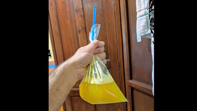 pamer minuman dalam plastik pria