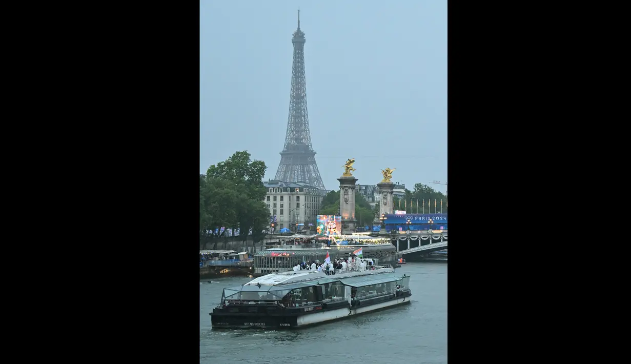 Kontingen Indonesia bersama kontingen India dan Iran berlayar di atas perahu saat upacara pembukaan Olimpiade Paris 2024 di Sungai Seine, Paris Prancis, 26 Juli 2024. (AFP/Andrej Isakovic)