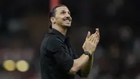 Pidato haru Ibrahimovic yang biasanya terlihat garang langsung disambut haru dan membuat banyak warganet terenyuh, termasuk para fans di tribun dan beberapa rekan setimnya, seperti Sandro Tonali. (AP Photo/Antonio Calanni)