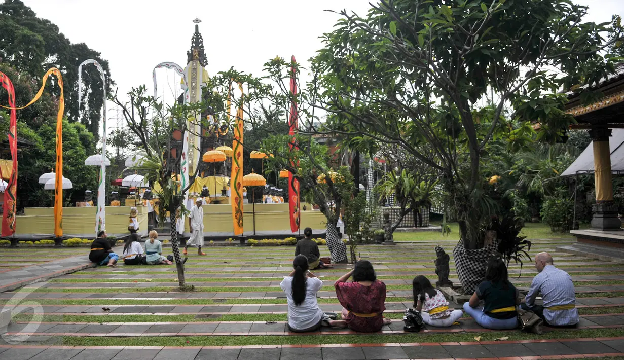 Umat Hindu melaksanakan sembahyang di Pura Aditya, Rawamangun, Jakarta, Sa tu (25/3). Jelang Hari Raya Nyepi, umat Hindu membuat sesajen yang akan digunakan saat sembahyang nanti. (Liputan6.com/Yoppy Renato)