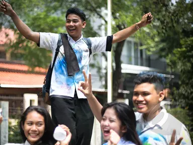 Kegembiraan sejumlah siswa usai mengikuti Ujian Nasional (UN) di Jakarta, Kamis (16/4/2015). Para siswa mengaku aksi coret seragam tersebut merupakan tradisi sebagai bentuk kegembiraan usai mengikuti UN. (Liputan6.com/Faizal Fanani)