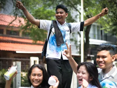 Kegembiraan sejumlah siswa usai mengikuti Ujian Nasional (UN) di Jakarta, Kamis (16/4/2015). Para siswa mengaku aksi coret seragam tersebut merupakan tradisi sebagai bentuk kegembiraan usai mengikuti UN. (Liputan6.com/Faizal Fanani)