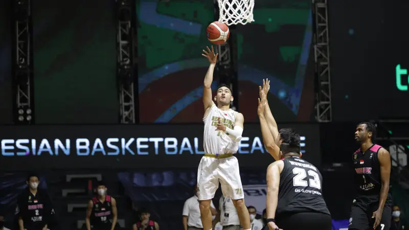 Aksi pemain West Bandits Widyanta Putra Teja saat menghajar Rans PIK Basketball