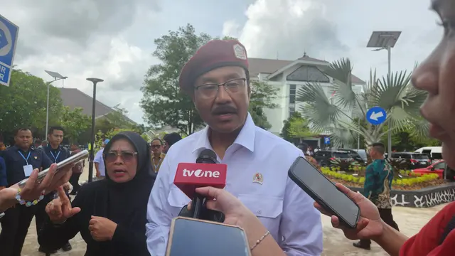 Menteri Sosial, Saifullah Yusuf usai mengikuti launching Sekolah Rakyat di SRT 9 Banjar Baru, Kalimantan Selatan. (Liputan6.com/Dicky Agung Prihanto)