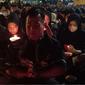 Komunitas lintas agama bersama Aremania menggelar doa bersama di Tugu Malang pada Rabu, 5 Oktober 2022 untuk mendoakan para korban tragedi Stadion Kanjuruhan Malang (liputan6.com/Zainul Arifin)