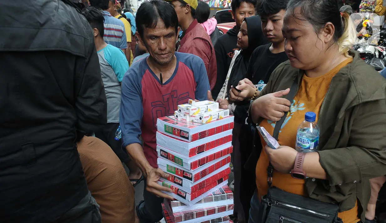 Memasuki tahun ajaran baru 2023/2024, perlengkapan sekolah seperti buku, alat tulis, penggaris dan rautan serta sampul buku mengalami peningkatan dari sebelumnya. (merdeka.com/Imam Buhori)
