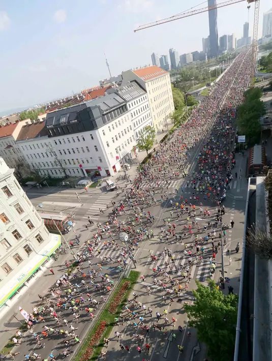 Ribuan atlet melintasi jembatan yang berada di atas sungai Danube sesaat setelah dimulainya Vienna City Marathon 2018 di Wina, Austria, Minggu (22/4). Acara lari maraton ini diikuti  peserta dari berbagai negara. (AP Photo /Ronald Zak)