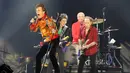 Aksi panggung The Rolling Stones saat tampil di MetLife Stadium, East Rutherford, New Jersey, Amerika Serikat, Senin (5/8/2019). The Rolling Stones sukses menggebrak panggung MetLife Stadium dalam tur Amerika-Kanada yang bertajuk 'No Filter'. (Photo by Greg Allen/Invision/AP)