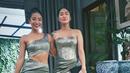 Dalam acara pernikahan Vidi Aldiano dan Sheila Dara, kakak dan adik ini pun tampak kompak mengenakan gaun silver. (Instagram/queeninfinity94)