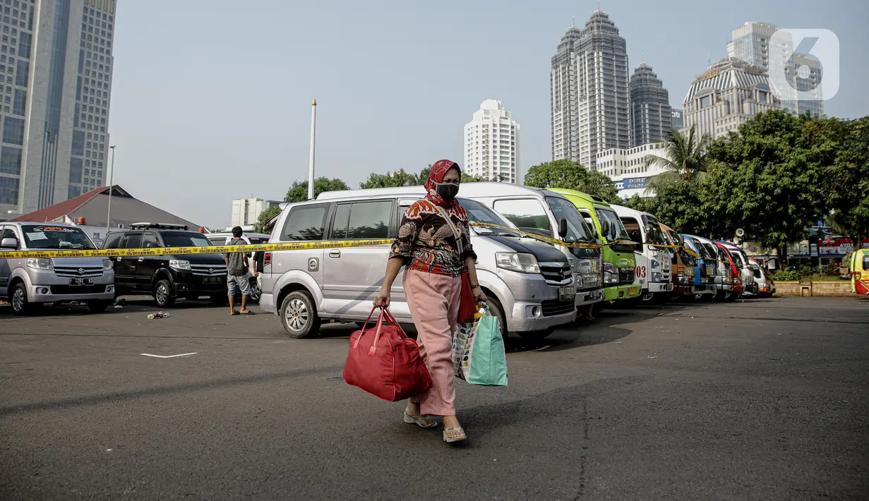 Penumpang yang terjaring razia travel gelap Ditlantas Polda Metro Jaya dipulangkan ke daerah asalnya, Jakarta, Kamis (29/4/2021). Sebanyak 115 kendaraan travel gelap diamankan karena diduga kuat mengangkut pemudik di tengah masa pengetatan larangan mudik 2021. (Liputan6.com/Faizal Fanani)