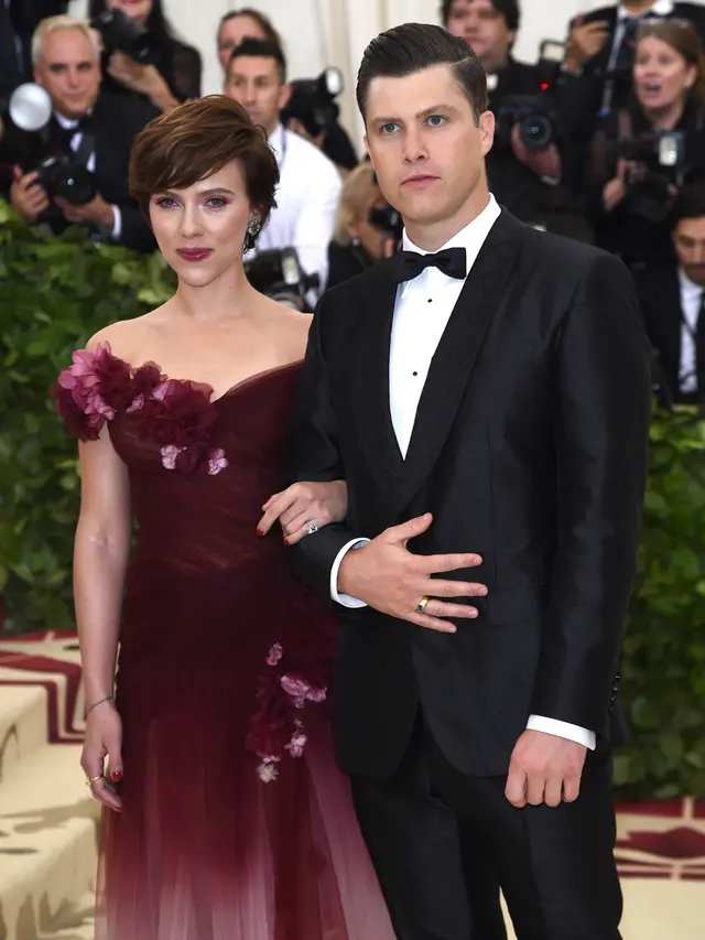 Gandeng Kekasih, Scarlett Johansson Pamer Tato di Met Gala 2018
