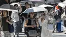 Jepang mengeluarkan peringatan sengatan panas pada hari Minggu kepada puluhan juta orang ketika suhu tinggi yang mendekati rekor menghanguskan sebagian besar wilayah negara tersebut, sementara hujan deras mengguyur wilayah lain. (Richard A. Brooks / AFP)