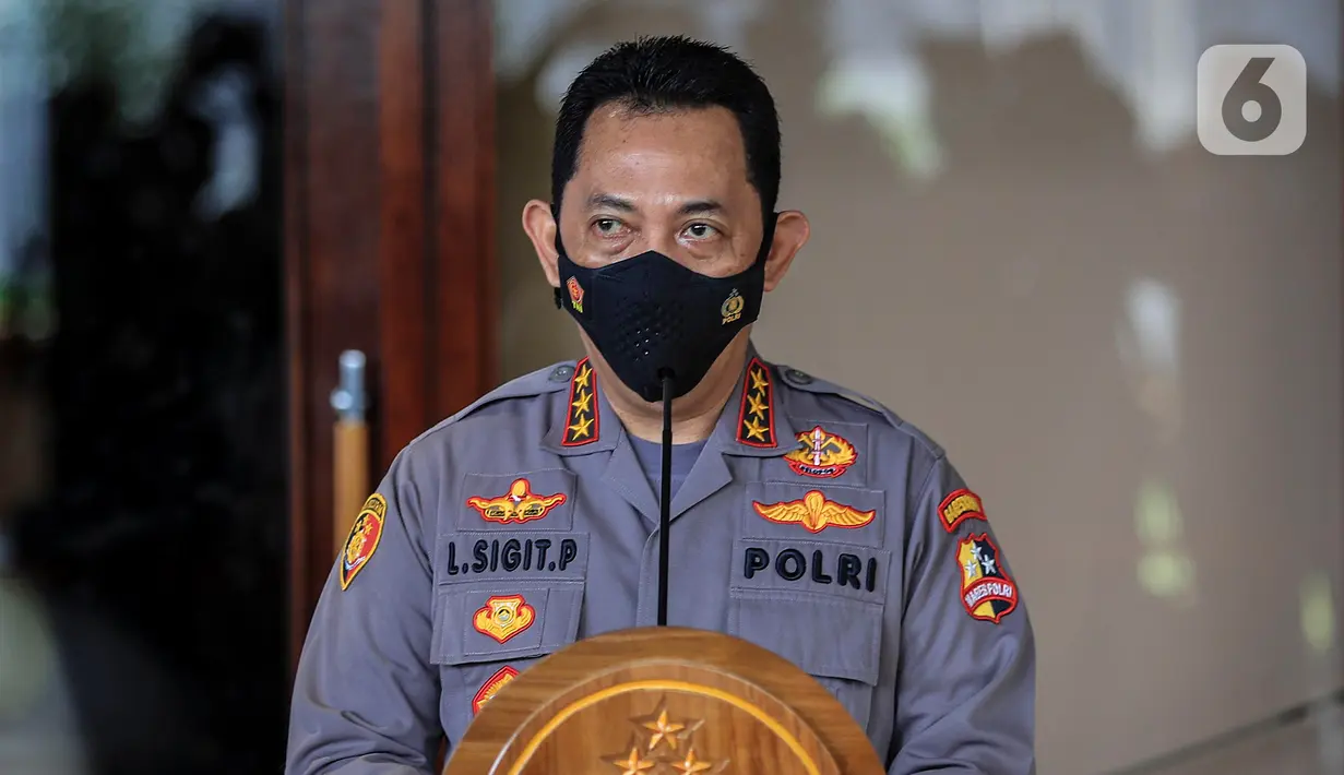 Kabareskrim Polri Komjen Pol Listyo Sigit Prabowo menyampaikan keterangan pers usai mengikuti uji kelayakan dan kepatutan calon Kapolri di Lobi Nusantara II, Kompleks Parlemen, Jakarta, Rabu (20/1/2021). Seluruh fraksi di Komisi III DPR setuju Listyo Sigit menjadi Kapolri. (Liputan6.com/Johan Tallo)