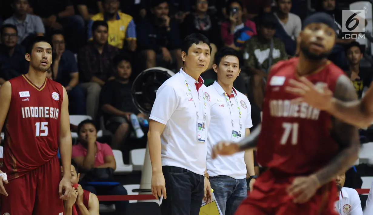 Pelatih tim basket putra Indonesia, Fictor Roring (kedua kiri) melihat pertarungan timnya melawan India pada turnamen invitasi sekaligus tes event jelang Asian Games 2018 di Jakarta, Jumat (9/2). Indonesia kalah 66-55. (Liputan6.com/Helmi Fithriansyah)