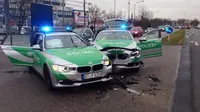 Kejar Perampok, Dua Mobil Polisi Terekam Saling Tabrak