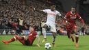 Gelandang Spartak Moskow, Quincy Promes, berusaha melewati hadangan pemain Liverpool pada laga Liga Champions di Stadion Anfield, Liverpool, Rabu (6/12/2017). Liverpool menang 7-0 atas Spartak. (AP/Rui Vieira)