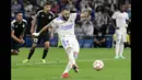 Karim Benzema maju sebagai algojo dan menuntaskannya dengan tembakan sempurna. (AFP/Javier Soriano)