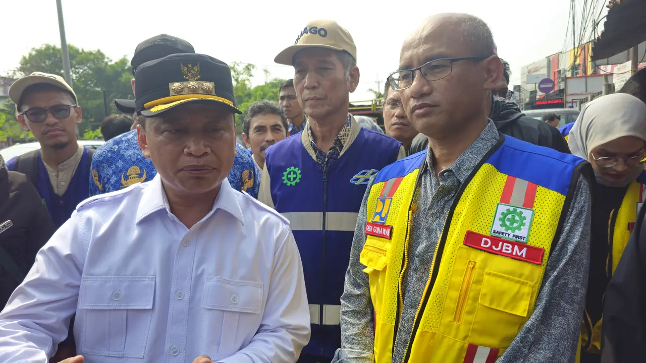 Wali Kota Depok, Supian Suri saat meninjau lokasi pembangunan fly over di Jalan Raya Juanda, Depok. (Liputan6.com/Dicky Agung Prihanto)