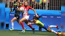 Atlet Rugby asal Brasil, Isadora Cerullo berusaha menghalau laju Emily Scott dari Inggris saat pertandinga rugby di olimpiade Rio 2016, Brasil,  (6/8). (REUTERS / Phil Noble)