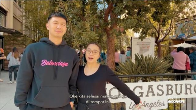 7 Potret Nikita Willy dan Indra Priawan Berburu Kuliner di Amerika, Tampil Simpel