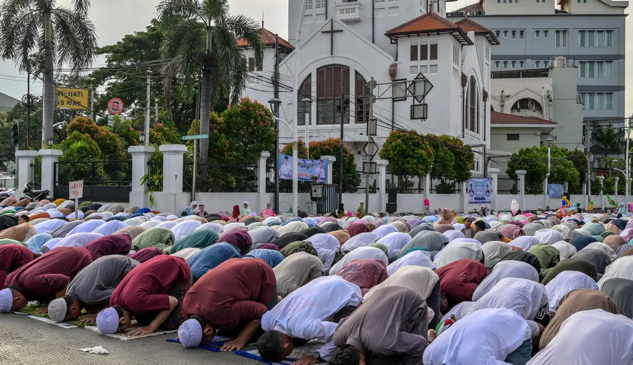 Penetapan tersebut berdasarkan hasil sidang Isbat yang digelar oleh Kementerian Agama (Kemenag) dengan menggunakan metode hisab dan rukyat. (BAY ISMOYO/AFP)