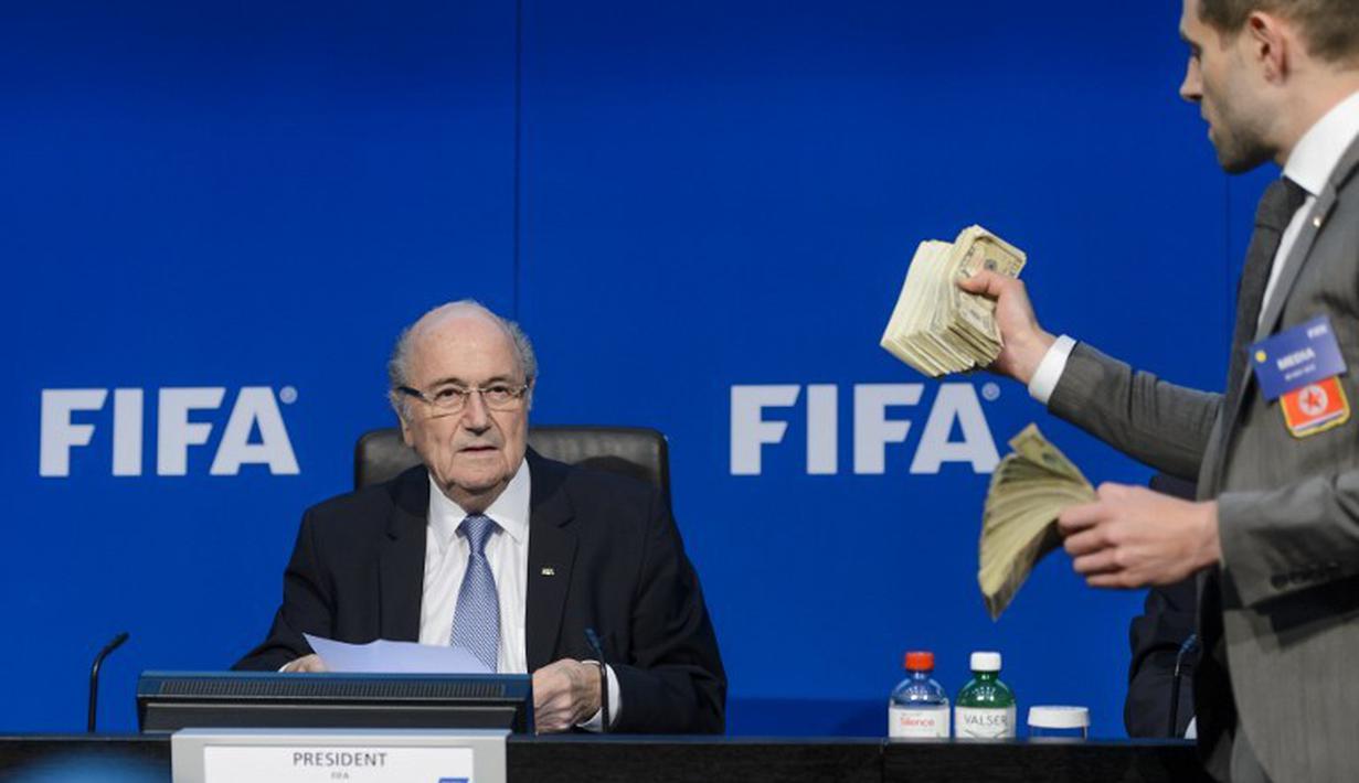 Pelawak Inggris, Simon Brodkin atau yang dikenal dengan nama panggungnya Lee Nelson menginterupsi konferensi pers di kantor FIFA di Zurich., Swiss. (20/7/2015). (AFP PHOTO/FABRICE COFFRINI)