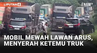 Jangan coba-coba menyalip kemacetan dengan melawan arus. Sebuah mobil mewah nekat melakukannya karena terjebak macet. Namun aksinya yang melanggar garis marka lurus harus berakhir usai berhadapan dengan truk tronton.