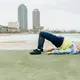 Latihan ini dilakukan dalam posisi berbaring dengan kaki terangkat sehingga otot inti harus bekerja untuk menjaga posisi tubuh tetap seimbang (Sumber: Pexels.com)