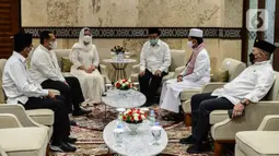 Ketua DPR Puan Maharani, Ketua MPR Bambang Soesatyo, Ketua DMI Jusuf Kalla dan Imam Besar Masjid Istiqlal KH. Nasaruddin Umar dalam peluncuran "Gerakan Nasional Mengisi Masjid dengan 1 Juta Sajadah Pelindung COVID-19" di Masjid Istiqlal, Jakarta, Kamis (11/3/2021). (Liputan6.com/Johan Tallo)