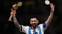 Pemain Argentina Lionel Messi mengangkat trofi penghargaan Bola Emas usai melawan Prancis pada pertandingan sepak bola final Piala Dunia 2022 di Stadion Lusail, Lusail, Qatar, 18 Desember 2022. Lionel Messi dinobatkan sebagai peraih Bola Emas atau Golden Ball sebagai perlambang pemain terbaik selama Piala Dunia 2022 setelah memimpin Argentina menaklukkan Prancis dalam babak final. (AP Photo/Manu Fernandez)