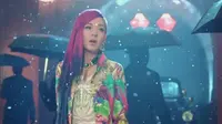 Dara `2NE1` Konyol dengan Kostum Aneh