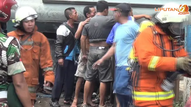 [VIDEO] Proses Evakuasi Korban Kecelakaan Maut Kereta Vs Truk