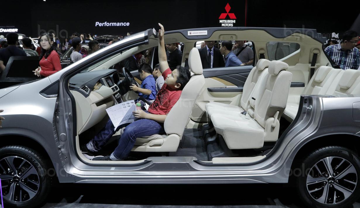 Sejumlah anak mencoba fasilitas mobil di pameran otomotif GIIAS 2017 di ICE BSD, Tangerang, (19/8/2017). Pameran otomotif terbesar se-Asia Tenggara tersebut menampilkan 30 merek mobil dan produk otomotif lainnya. (Bola.com/M iqbal Ichsan)