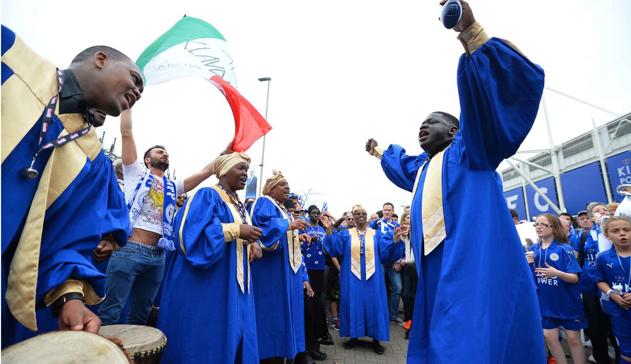 Gospel choir turut memeriahkan kemenangan Leicester City merebut titel juara Liga Inggris saat membawakan lagu-lagu pujian bersama supporter di Stadion King Power, Leicester, Inggris. (7/5/2016). (AFP/Glyn Kirk)